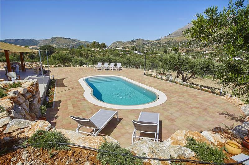 4 bedroom villa with pool, Castellammare del Golfo, sleeps 8-9