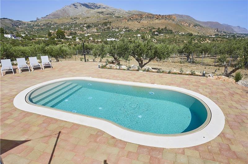 4 bedroom villa with pool, Castellammare del Golfo, sleeps 8-9