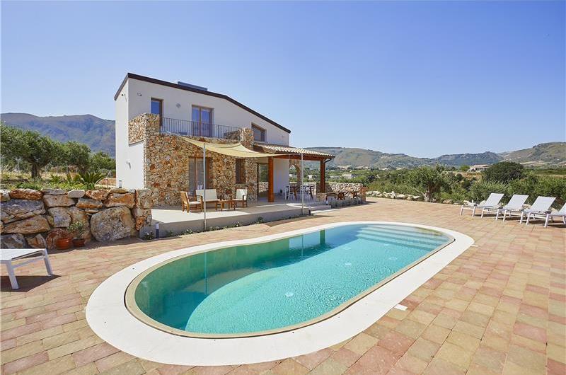 4 bedroom villa with pool, Castellammare del Golfo, sleeps 8-9