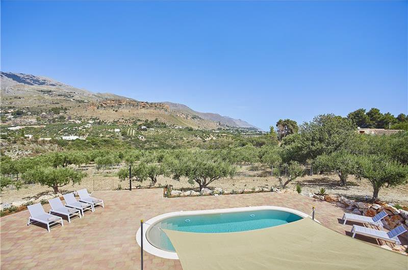 4 bedroom villa with pool, Castellammare del Golfo, sleeps 8-9