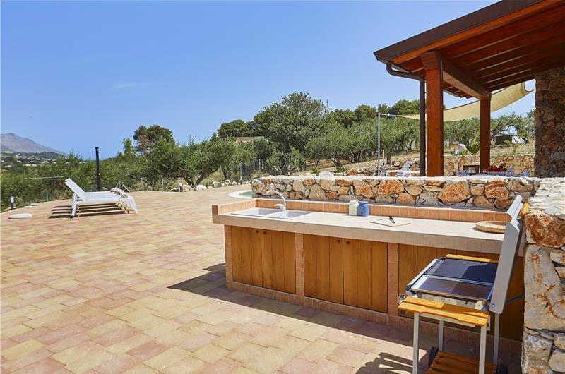 4 bedroom villa with pool, Castellammare del Golfo, sleeps 8-9