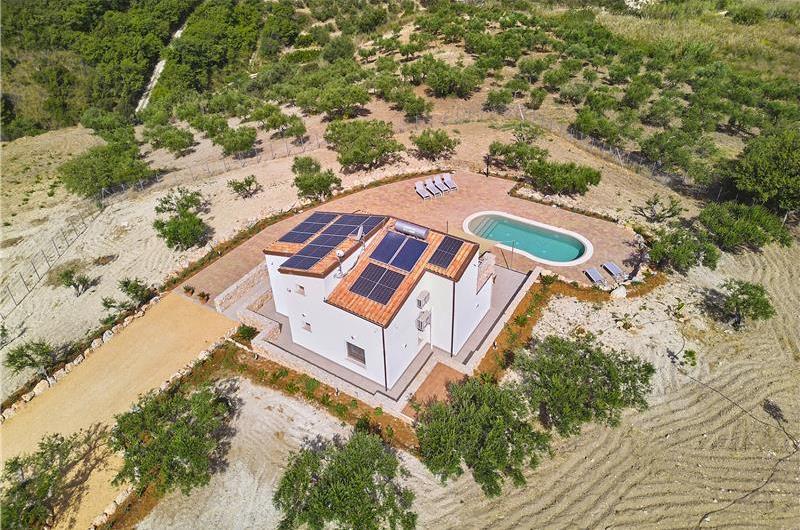 4 bedroom villa with pool, Castellammare del Golfo, sleeps 8-9