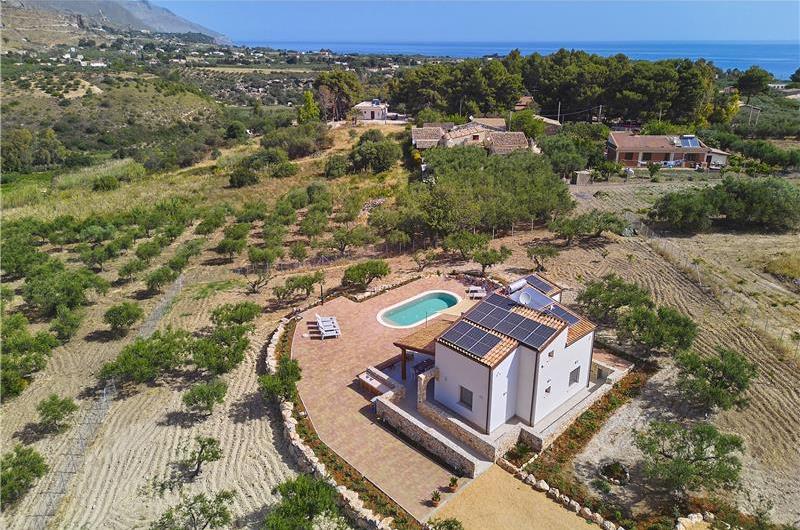 4 bedroom villa with pool, Castellammare del Golfo, sleeps 8-9