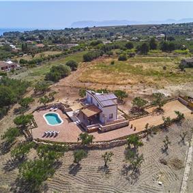 4 bedroom villa with pool, Castellammare del Golfo, sleeps 8-9