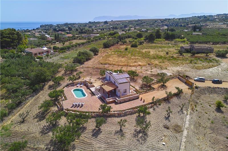 4 bedroom villa with pool, Castellammare del Golfo, sleeps 8-9