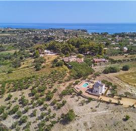 4 bedroom villa with pool, Castellammare del Golfo, sleeps 8-9