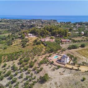 4 bedroom villa with pool, Castellammare del Golfo, sleeps 8-9