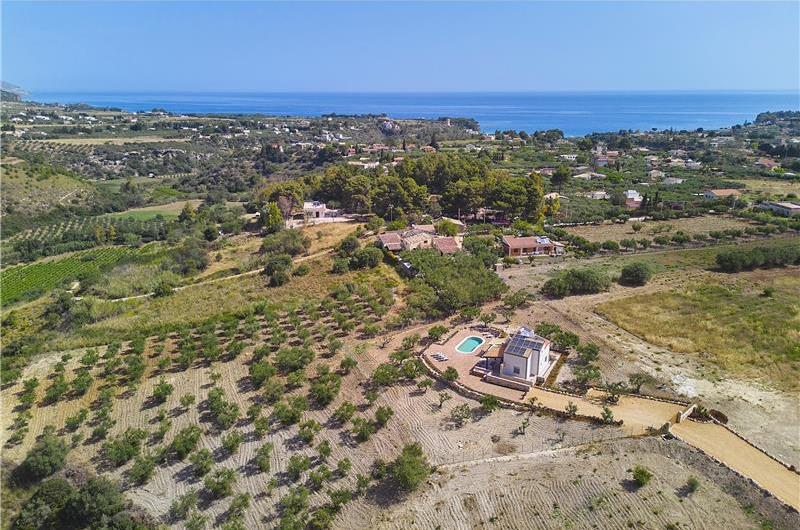 4 bedroom villa with pool, Castellammare del Golfo, sleeps 8-9