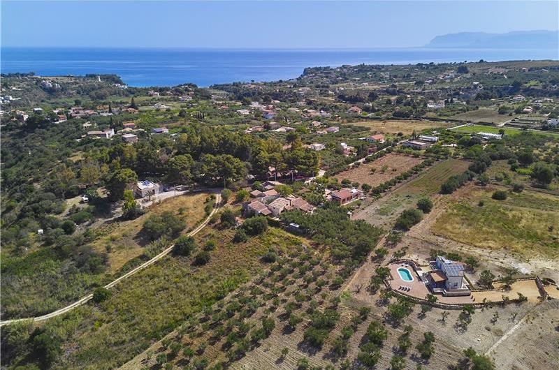 4 bedroom villa with pool, Castellammare del Golfo, sleeps 8-9