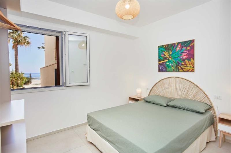 3 bedroom seaside apartments in Sicily, sleeps 6