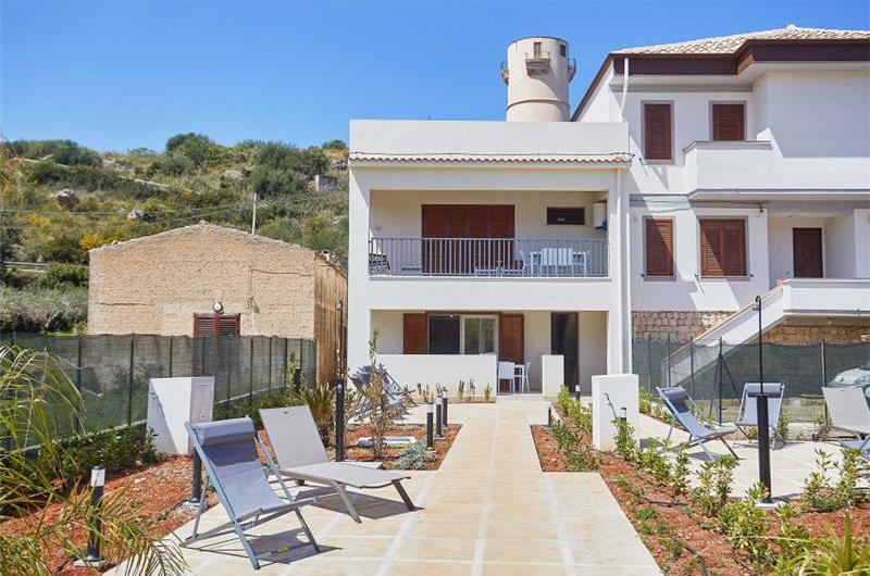 3 bedroom seaside apartments in Sicily, sleeps 6