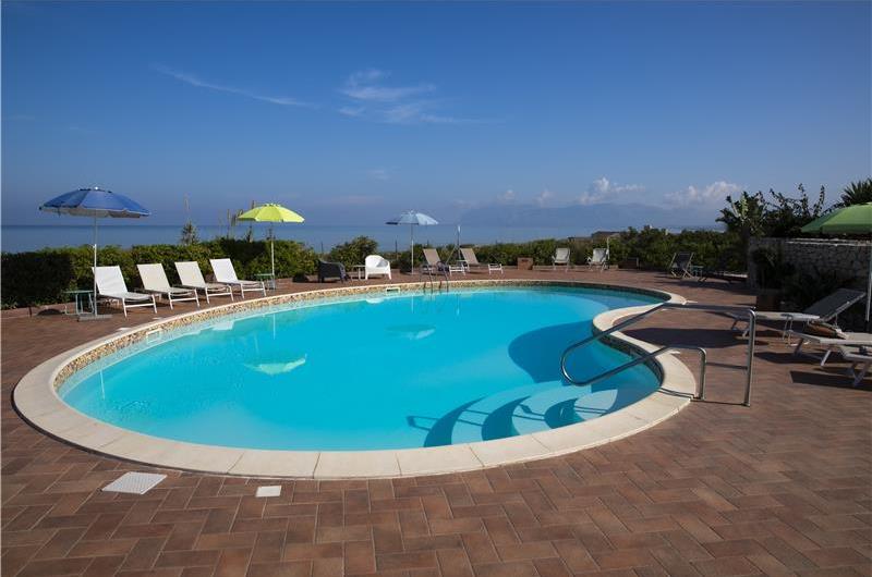 2 bedroom seaside apartments with shared pool, sleeps 4-5