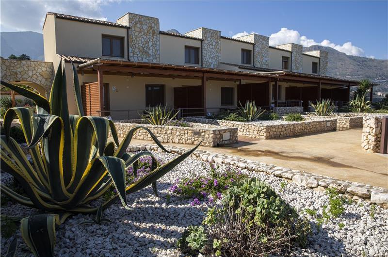 2 bedroom seaside apartments with shared pool, sleeps 4-5