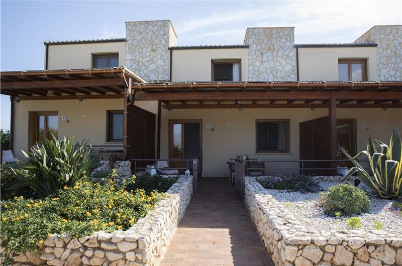 2 bedroom seaside apartments with shared pool, sleeps 4-5