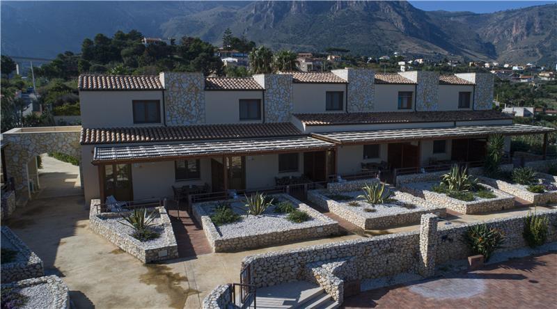 2 bedroom seaside apartments with shared pool, sleeps 4-5