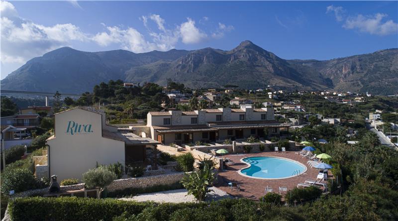 2 bedroom seaside apartments with shared pool, sleeps 4-5