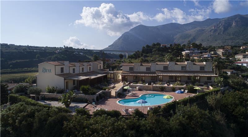 2 bedroom seaside apartments with shared pool, sleeps 4-5