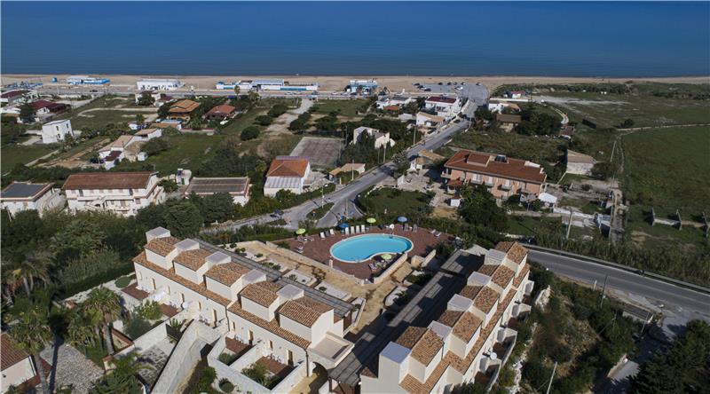 2 bedroom seaside apartments with shared pool, sleeps 4-5