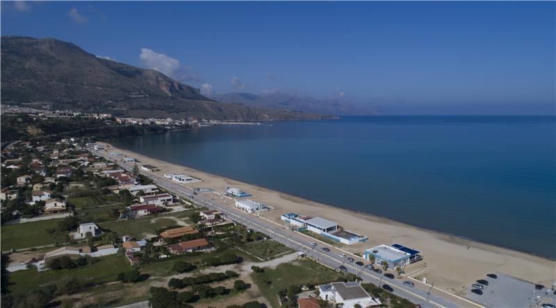 2 bedroom seaside apartments with shared pool, sleeps 4-5