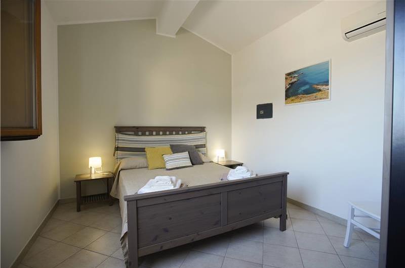 2 bedroom seaside apartments with shared pool, sleeps 4-5