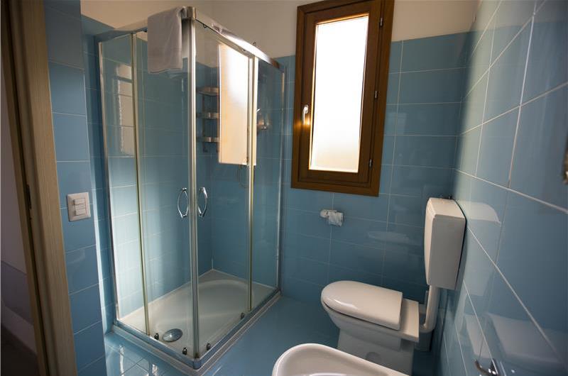 2 bedroom seaside apartments with shared pool, sleeps 4-5