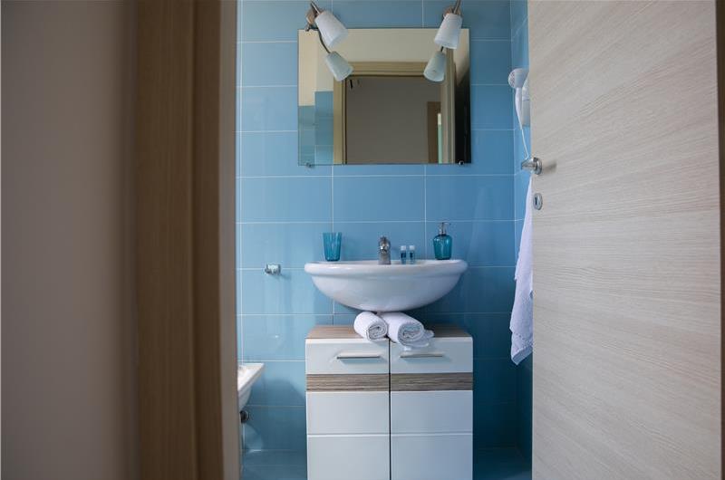 2 bedroom seaside apartments with shared pool, sleeps 4-5