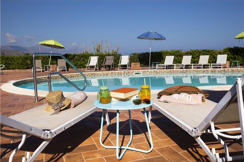 2 bedroom seaside apartments with shared pool, sleeps 4-5