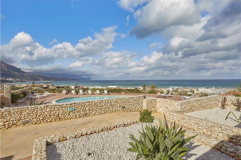 2 bedroom seaside apartments with shared pool, sleeps 4-5