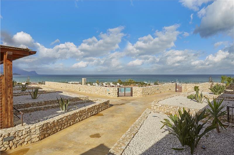 2 bedroom seaside apartments with shared pool, sleeps 4-5