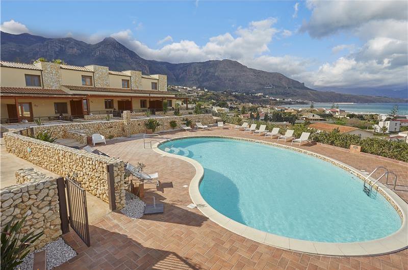 2 bedroom seaside apartments with shared pool, sleeps 4-5