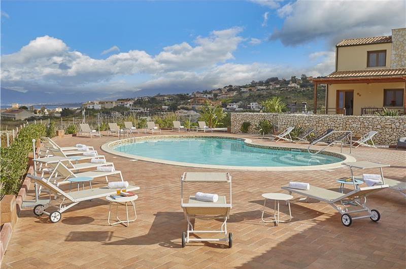 2 bedroom seaside apartments with shared pool, sleeps 4-5