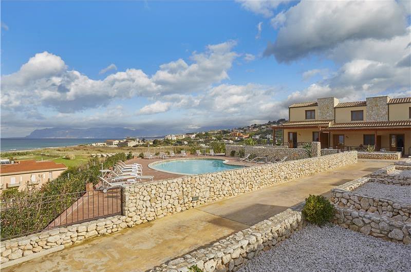 2 bedroom seaside apartments with shared pool, sleeps 4-5