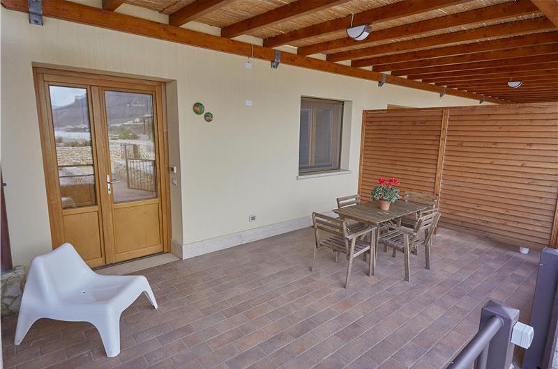 2 bedroom seaside apartments with shared pool, sleeps 4-5