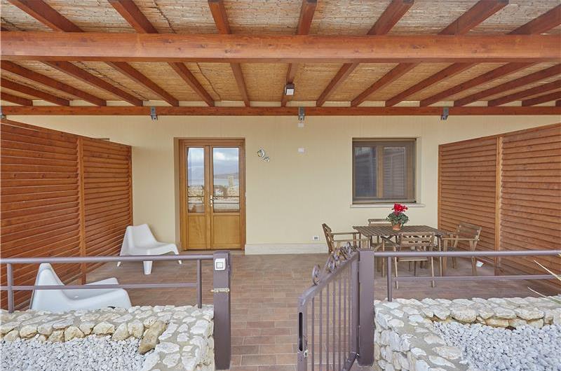 2 bedroom seaside apartments with shared pool, sleeps 4-5