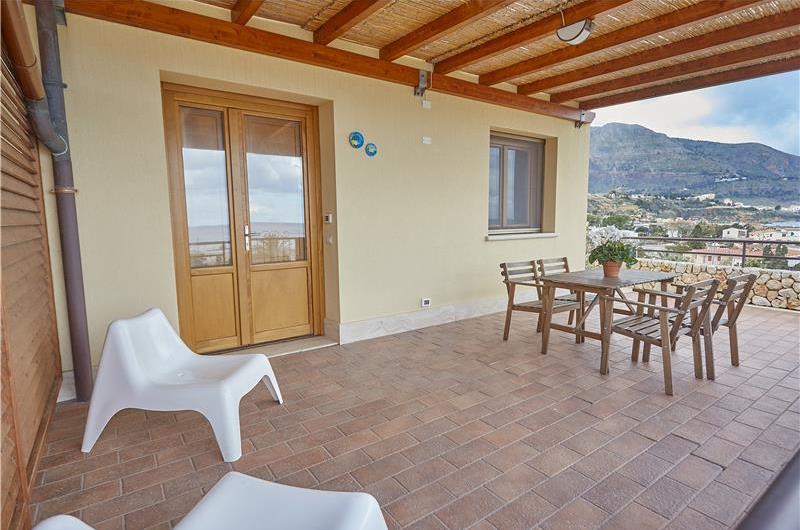 2 bedroom seaside apartments with shared pool, sleeps 4-5