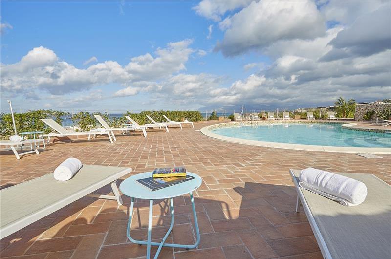 2 bedroom seaside apartments with shared pool, sleeps 4-5