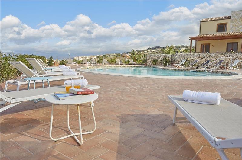 2 bedroom seaside apartments with shared pool, sleeps 4-5