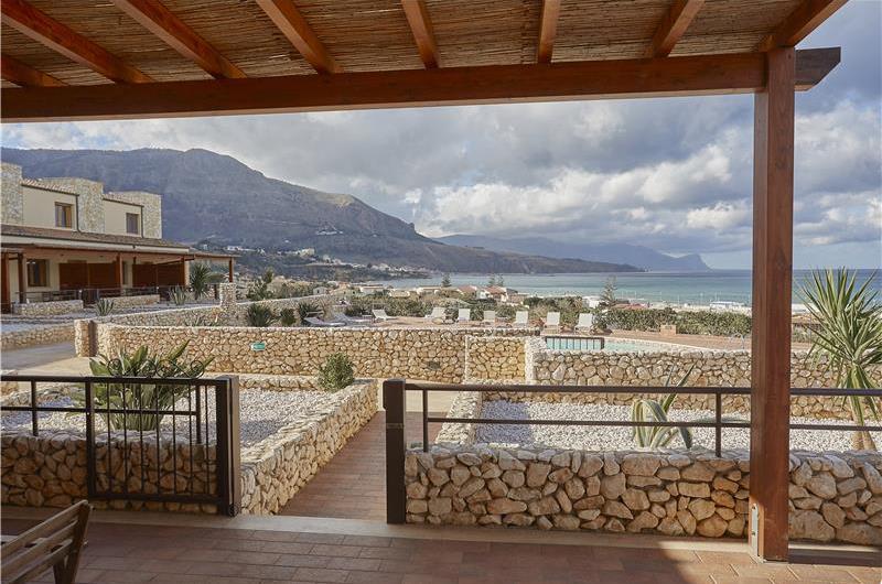 2 bedroom seaside apartments with shared pool, sleeps 4-5