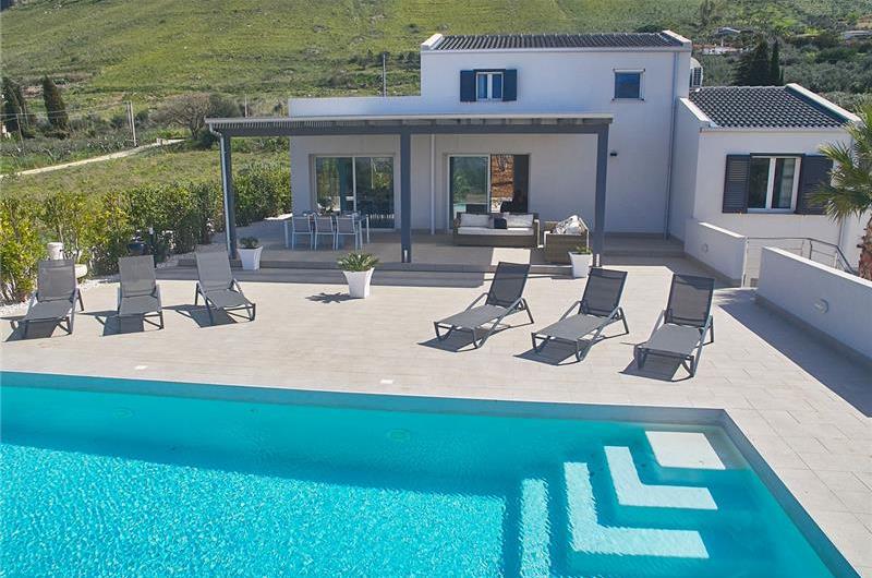 5 bedroom villa with infinity pool, Castellammare del Golfo, sleeps 9