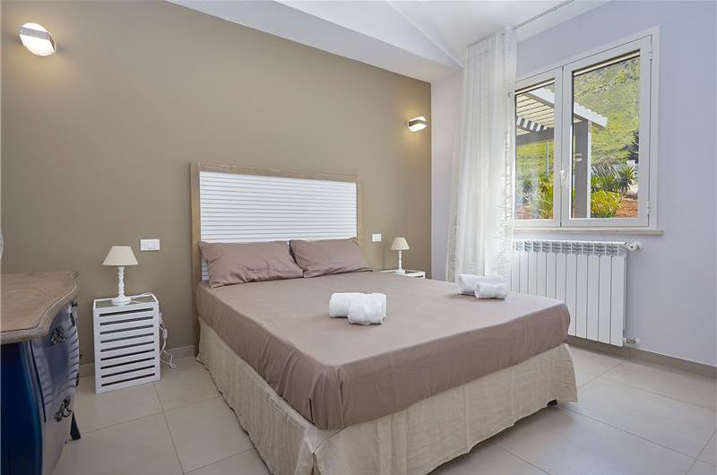 5 bedroom villa with infinity pool, Castellammare del Golfo, sleeps 9