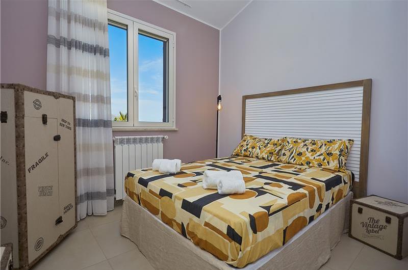 5 bedroom villa with infinity pool, Castellammare del Golfo, sleeps 9