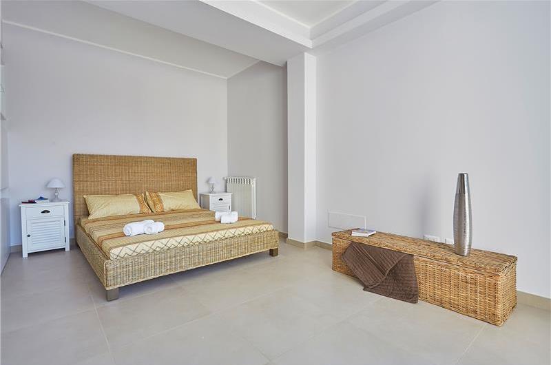 5 bedroom villa with infinity pool, Castellammare del Golfo, sleeps 9