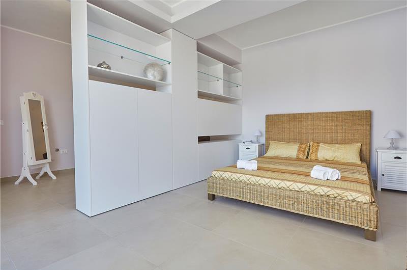 5 bedroom villa with infinity pool, Castellammare del Golfo, sleeps 9