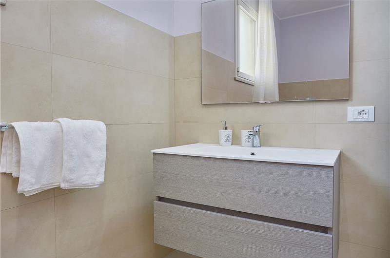 5 bedroom villa with infinity pool, Castellammare del Golfo, sleeps 9