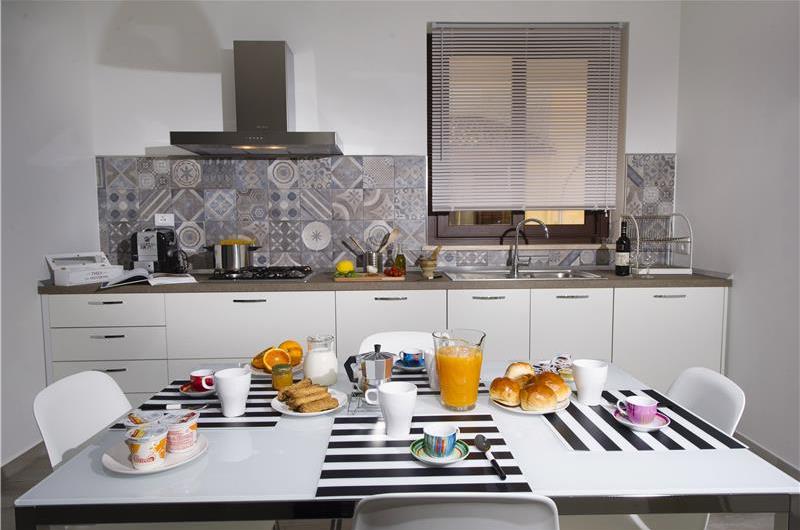 3 bedroom villa with jacuzzi, Castellammare del Golfo, sleeps 4-6