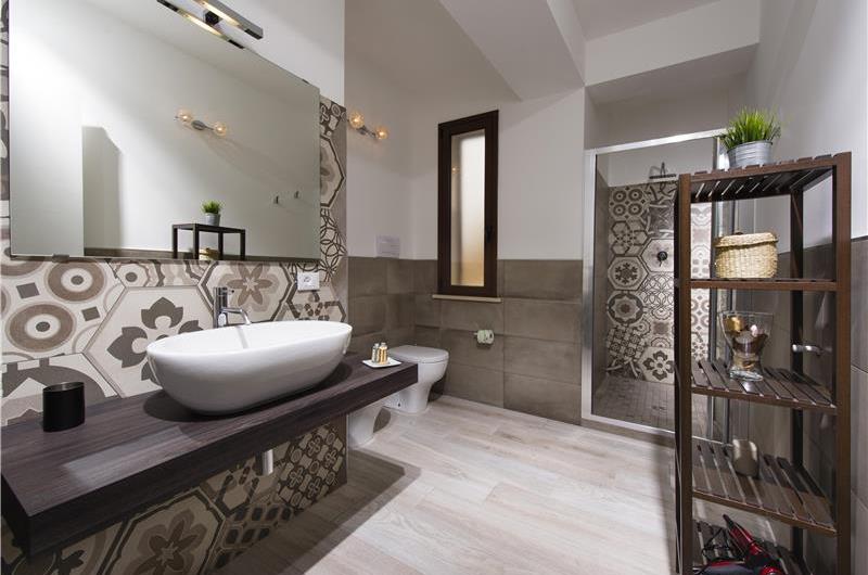 3 bedroom villa with jacuzzi, Castellammare del Golfo, sleeps 4-6