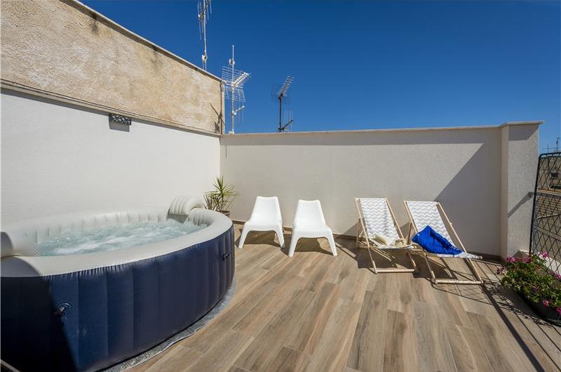 3 bedroom villa with jacuzzi, Castellammare del Golfo, sleeps 4-6