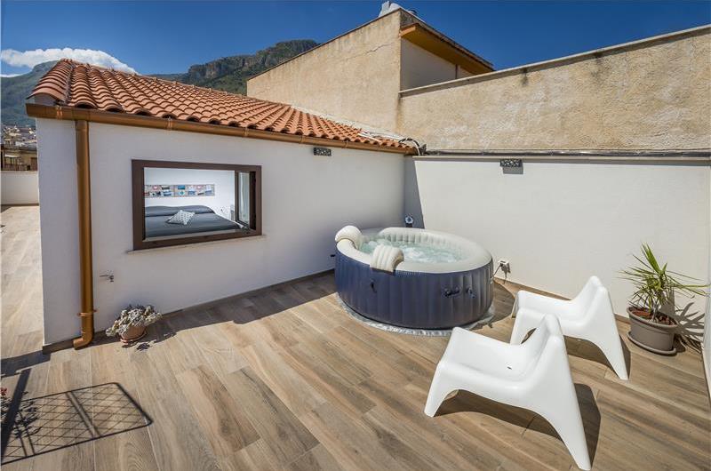 3 bedroom villa with jacuzzi, Castellammare del Golfo, sleeps 4-6