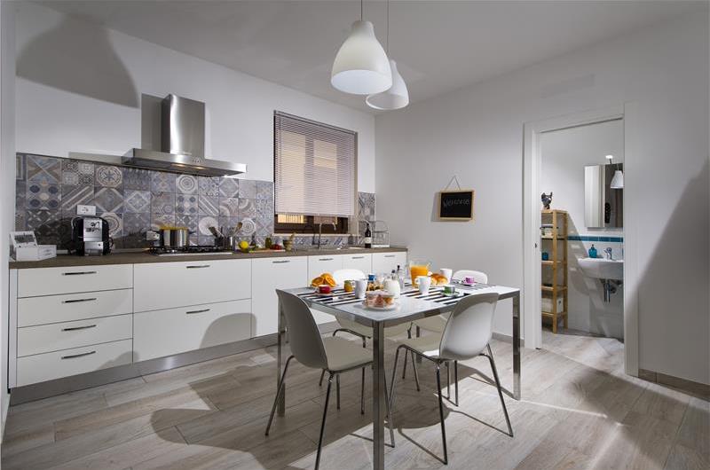 3 bedroom villa with jacuzzi, Castellammare del Golfo, sleeps 4-6