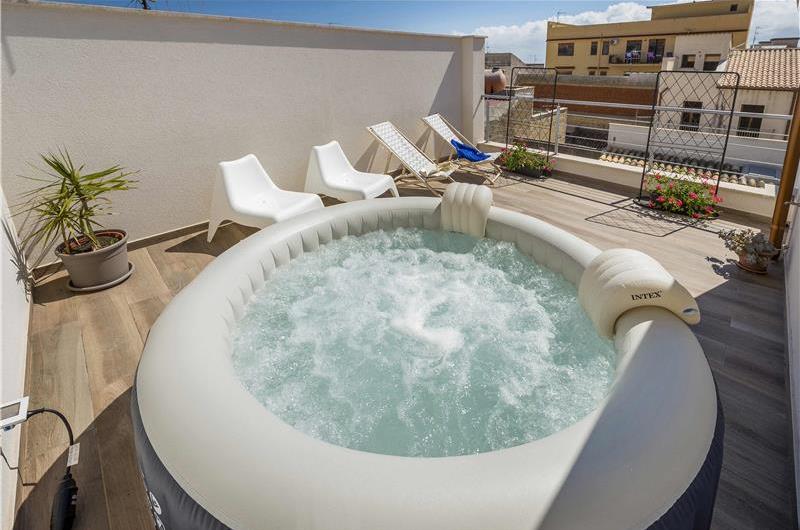 3 bedroom villa with jacuzzi, Castellammare del Golfo, sleeps 4-6